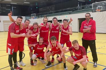 Gute Laune auch ohne Zuschauer. Die Rieser Korbjäger gehen als Tabellenführer in die Weihnachtspause (von links): Robin Seeberger, Josef Eichler, Tobias Mussgnug, Philipp Steinmeyer, Filip Kamenov, Scottie Stone, Philipp Seidel, Julius Kluger, Bene Schwarzenberger, Mohammed Hajjar (Trainer).