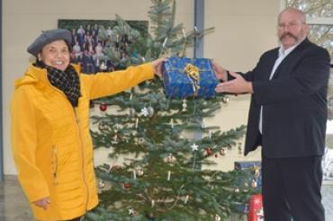 Geschäftsführer Thomas Schröttle übergab die Spende an Rosmarie Schweyer vom Verein Glühwürmchen e.V. 