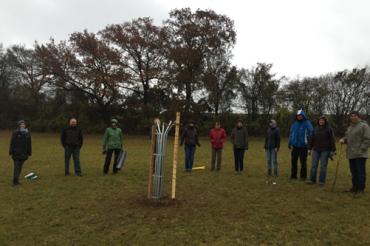 Bild von links nach rechts: Bei der Pflanzaktion in Harburg Renate Michel, Thomas Löw, Uwe Beierlein, Rudi Schubert (verdeckt), Ulrike Erdt-Wüstner, Angelika Angermeyer, Monika Gorlo, Katrin Feldengut, Michael Ziegelmeier, Bianca Brandner und Alexander Helber 