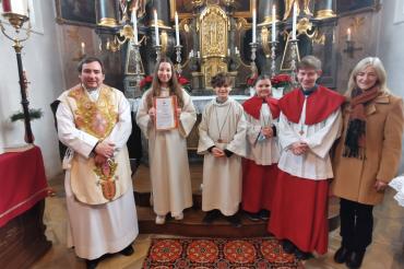 Von links: Pfarrer Markus Lidel, Luisa Keller, Philipp Seeler, Anna Hornung, Oberministrant Florian Hofmann und Mesnerin Carola Miller. 