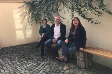 Martin Mangold (Holzbau Taglieber), Raab Petra (Vorsitzende VHS Oettingen), Wagner Petra (VHS Oettingen)