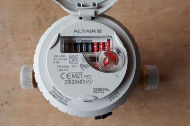 Die Stadtwerke Nördlingen bittet um Selbstablesung der Wasserzählerstände bis spätestens 10. Januar 2022. Der Zählerstand ist ohne Kommastellen abzulesen (auf der Wasseruhr im Bild sind dies lediglich die Zahlen im schwarzen Bereich). 