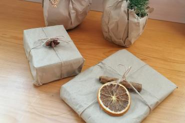 Geschenke in Verpackungspapier mit natürlicher Dekoration und ganz ohne Kleber. 