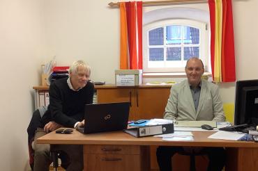 Von links: Wilhelm Imrich (2. Vorsitzender des Vereins Rieser Kulturtage) und Gerhard Beck (Vorsitzender) in der Geschäftsstelle in Balgheim