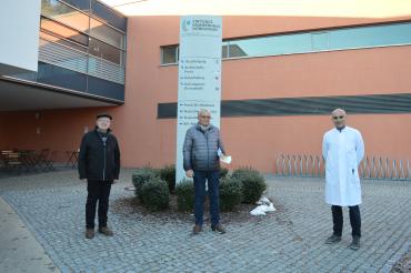 Das Bild zeigt (von links nach rechts) Ernst Prügel , Hans Pusch (beide Schwäbi-scher Albverein) und Oberarzt Dr. Thomas Schmitt bei der Spendenübergabe vor dem Nördlinger Stiftungskrankenhaus.