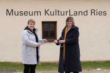 Neue Führung im Museum KulturLand Ries: Die langjährige Leiterin Dr. Ruth Kilian (rechts) geht Anfang Februar in den Ruhestand und lernt bereits ihre Nachfolgerin Conny Zeitler ein.