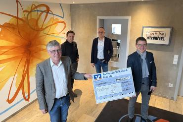 Das Bild zeigt Werner Rauch (Geschäftsführer), Stephan Wenzel (Prokurist), Peter Jaumann (Geschäftsführer), Nördlingens Oberbürgermeister David Wittner.