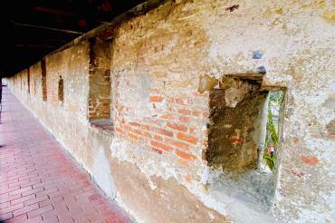 Geöffnete Schießscharten ermöglichen schöne Ausblicke von der Stadtmauer in den Stadtgraben – wie hier auf die Kunst in den Frickhinger Anlagen.