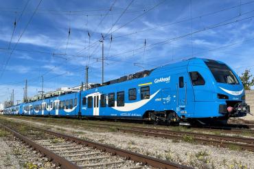 Blauer Zug von Go-Ahead Bayern