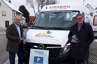 Bürgemeister Martin Paninka (links) und mikar-Geschäftsführer Karl-Heinz Kaiser bei der Fahrzeugübergabe. 