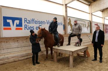 Die Reit- und Therapiereitlehrerinnen (von links) Sonja Kärcher, Jutta Brenner und Barbara Heilbronner-Zuber stellen Bernd Mielich (RVB Ries) den Fuchs-Wallach Kobold, das neue Therapiepferd im Reit- und Fahrverein St. Georg Nördlingen, vor. 