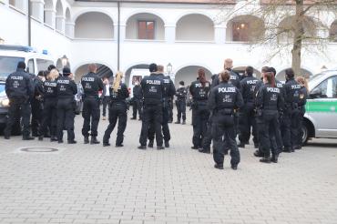 Seit den frühen Morgenstunden fanden Wohnungsdurchsuchungen bei etwa 100 Beschuldigten in Nordschwaben, Bayern, Baden-Württemberg, Hessen und Nordrhein-Westfalen statt.