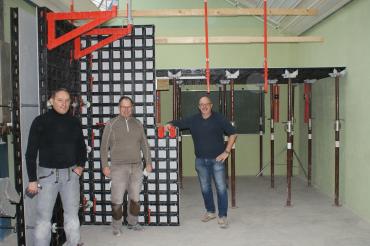 Von links: ) Die Fachlehrer Bernd Rauch, Detlev Heinisch und Michael Mayer, neuer Fachbetreuer der Abteilung Bautechnik, vor dem neuen Schalungssystem.