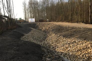 Das naturnahe Umgehungsgerinne ist bereits gut zu erkennen.