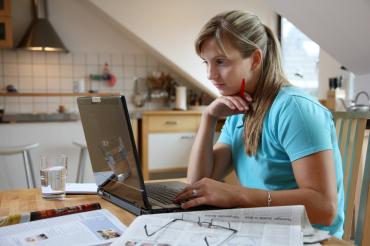 Die Arbeit im Homeoffice sollte gesund gestaltet werden – das AOK-Online-Programm hilft dabei.