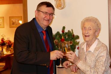 Jubilarin Mathilde Vonroth und Donauwörths Bürgermeister Josef Reichensberger. 