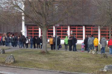Menschen-Schlange vor der Sualafeldhalle Huisheim