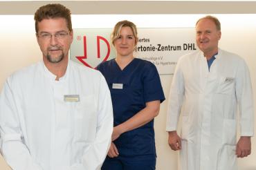 Professor Dr. Bernhard Kuch, Dr. med. univ. Anne Kullick und Dr. med. Jürgen Heimerl präsentieren das erneut rezertifizierte Hypertoniezentrum des Stiftungskrankenhauses.
