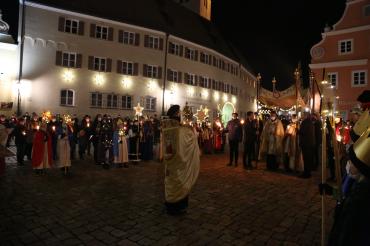 Insgesamt nahmen rund 500 Gläubige an der Lichterprozession durch die Wemdinger Altstadt teil. 