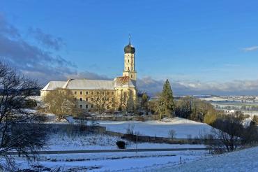 Auf dem Foto sieht man das Kloster in Mönchsdeggingen.
