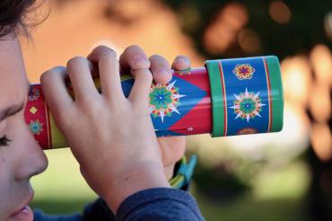 Die Basteltüte „Kaleidoskop“ kann bei der Jugendsozialarbeiterin für einen Unkostenbeitrag von 2 € erworben werden. 