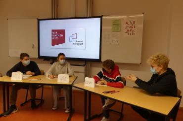 Von links: Micha Rusch, Nele Lanzinner, Leander Jaumann und Valentin Schlander debattierten im Schulfinale von "Jugend debattiert" zu der Streitfrage "Sollen Influencer verpflichtet werden, auf Bildbearbeitung und Filtereinsatz hinzuweisen?"