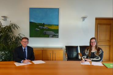 Vertragsunterzeichnung für die Zusammenarbeit zwischen Landkreis und Kreisjugendring.