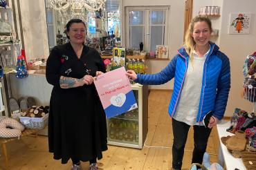 V.l.n.r. Ladeninhaberin Corinna Florian-Dischinger und Konversionsmanagerin Barbara Wunder im fest installierten Nördlinger Pop-up-Store.