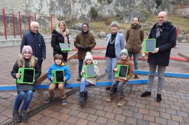 Der Kiwanis-Club stattet die Mangold-Grundschule mit neuen iPads aus.