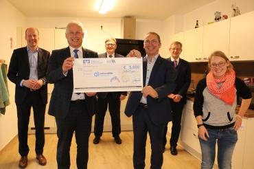 5000 Euro aus dem VR-Gewinnsparen gab es für die inklusive Wohngemeinschaft der Lebenshilfe: vlnr Bezirkstagspräsident Martin Sailer, Bezirkspräsident Dr. Hermann Starnecker von den schwäbischen Genossenschaftsbanken, Paul W. Ritter von den VR-Banken Donau-Ries, Geschäftsführer Günter Schwendner von der Lebenshilfe Donau-Ries, Bezirksrat Peter Schiele sowie Bewohnerin Regina Ströbele von der inklusiven WG in Nördlingen.