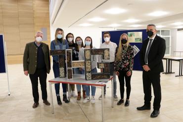THG in großen Lettern als Insektenhotel – das ist ein Ergebnis des P-Seminars „Tierfreundlicher Pausenhof“. Unser Bild zeigt von links: Oberstudiendirektor Robert Böse, Anna Braun, Kilian Bibl, Lea Laun, Annika Gregor, StR Sebastian Thönes, StRin Katharina Hering, Bernd Mielich (RVB Ries) 