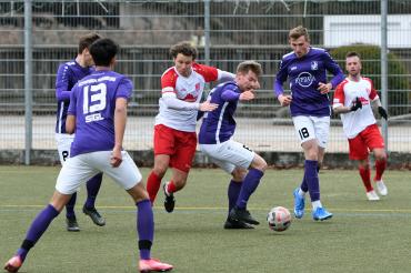 Johannes Müller (m.) im Zweikampf gegen den TSV Schwaben Augsburg. Im Hintergrund Neuzugang Angelo Mayer, der auf seine ersten Minuten im Trikot des TSV Rain kam. 