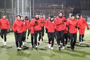 Das Bild zeigt die Mannschaft des TSV Rain beim Training. 
