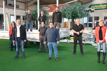 Die ausgezeichneten Mitarbeiter*innen zusammen mit der Geschäftsleitung Gunnar Bregler (links) sowie Rosa und Josef Unsinn (rechts).