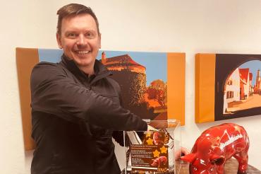 Zum ersten Mal seit 2010 – so lange gibt es die Verlosung bereits - zog Stefan Kirchner persönlich die Gewinner aus der gut gefüllten Losbox.