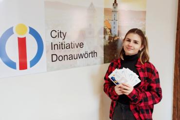 Auf dem Foto ist die Glücksfee Clara Schmidt zu sehen.