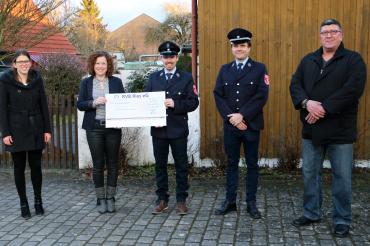 Das Bild zeigt von links: Lisa Wurm (RVB Ries), Julia Fälschle (1. Vorstand Dorfverein), Willi Grimmeißen (2. Vorstand FFW Rühlingstetten), Christian Aster (1. Kommandant), Alfred Fischer (Schriftführer) 
