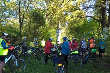 Das Bild zeigt einige Radfahrende auf einer Tour