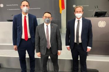 Das Bild zeigt Ulrich Lange MdB, Wolfgang Fackler MdL und Christoph Schmid MdB beim gemeinsamen Gespräch am Rande der Bundesversammlung zu aktuellen Themen der Region.