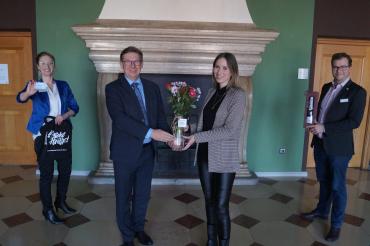 Das Bild zeigt Landrat Stefan Rößle, Stabsstellenleiter Klemens Heininger (rechts im Bild) und Ehrenamtsbeauftragte Karin Brechenmacher überreichten der Donau-Rieserin Jessica Müller (Mitte) die 5.000. Ehrenamtskarte Bayern für ihr freiwilliges Engagement.