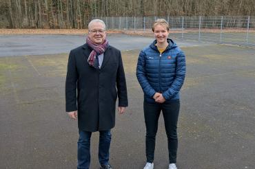Das Bild zeigt Bürgermeister Karl Rehm und Tamara Feder, Vorsitzende des Rainer Jugendrats