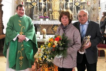 Das Bild zeigt (v. links): Pfarrer Markus Lidel, Helga und Heinrich Speer