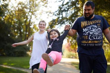 Das Bild zeigt Eltern mit ihrem Kind