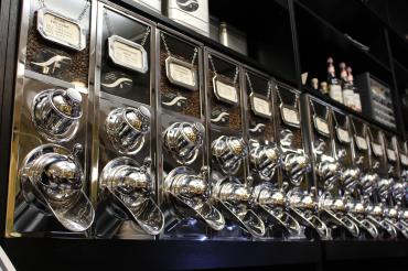 Das Bild zeigt die Kaffeevielfalt, die im Samocca geröstet und angeboten werden.