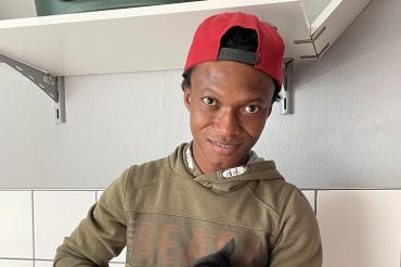 Das Bild zeigt Mo gemeinsam mit Katze Kim.