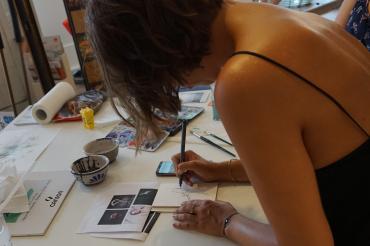 Das Bild zeigt eine Malerin des Bildungswerks