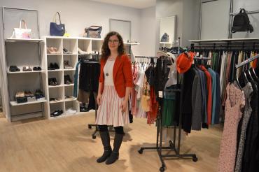 Das Bild zeigt Katrin Gleißner in ihrem neuen Geschäft „Second Lifestyle“ in der Donauwörther Reichsstraße.