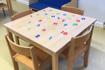 Das Bild zeigt einen Tisch in einem Kindergarten