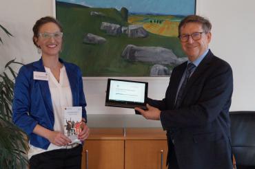 Das Bild zeigt Landrat Stefan Rößle und Ehrenamtsbeauftragte Karin Brechenmacher 