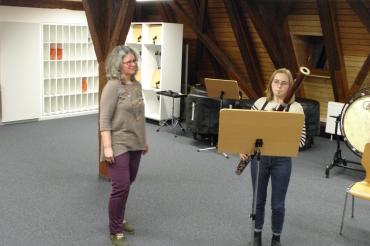 Das Bild zeigt Karla Leberzammer mit ihrer Lehrerin Petra Braun in den Unterrichtsräumen in der Spitalmühle.